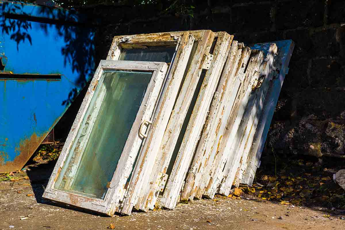 Stapel alter Holzfenster