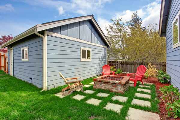 landscaped patio with fire pit